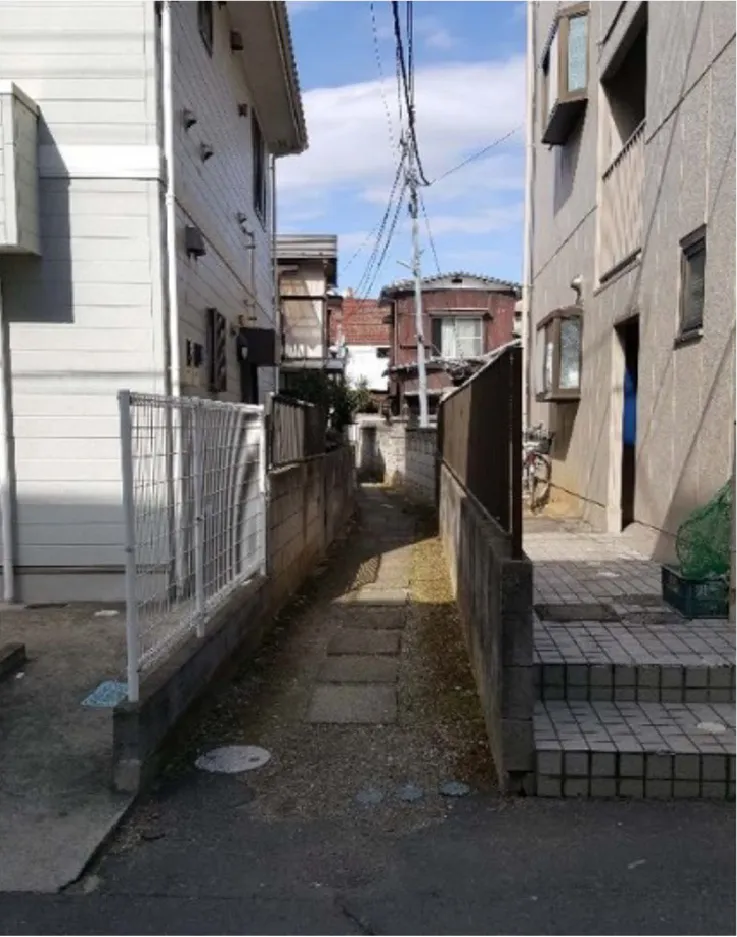 狭あい道路や老朽化した建物（出典：Google Map）