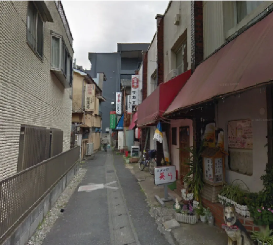 狭あい道路や老朽化した建物（出典：Google Map）